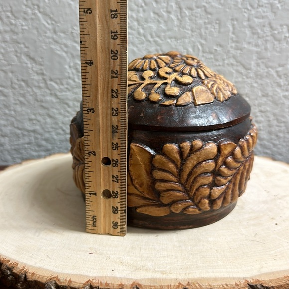Vintage hand carved wooden trinket box, Sunflower Daisy and leaves, lidded - Picture 9 of 9